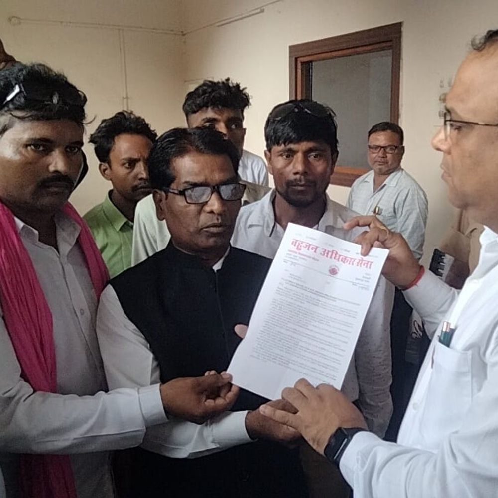 सुल्तानपुर में पूर्ति निरीक्षक पर भ्रष्टाचार का आरोप:एक ही तहसील क्षेत्र में 3 साल से तैनाती, बहुजन अधिकार सेना ने दिया ज्ञापन
