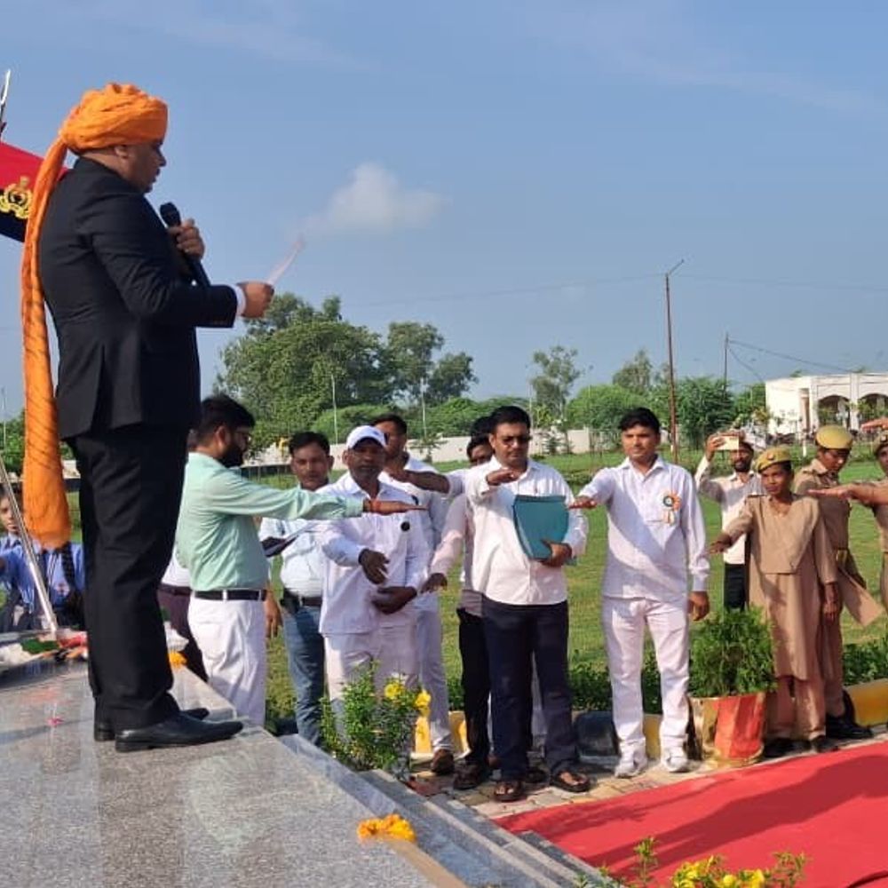 अमेठी में शान से लहराया तिरंगा:कलेक्ट्रेट में डीएम ने किया ध्वजारोहण, स्कूली बच्चों ने प्रभात फेरी निकालकर दिया देशभक्ति का संदेश