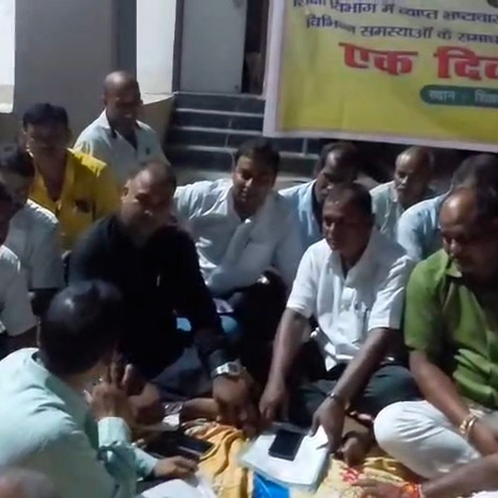 मधेपुरा में डीईओ कार्यालय के सामने शिक्षकों का धरना:भ्रष्टाचार और लंबित मांगों को लेकर प्रदर्शन, 5 सितंबर को सत्याग्रह की चेतावनी