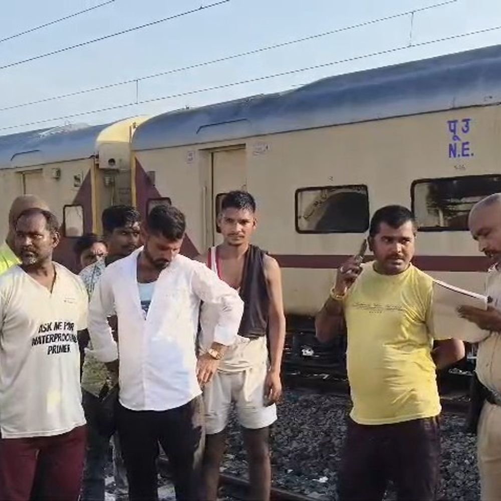 चलती ट्रेन से उतरते समय 36 वर्षीय युवक की मौत:सिधवलिया स्टेशन पर हादसा,असम में कपड़े की फेरी का काम करता था