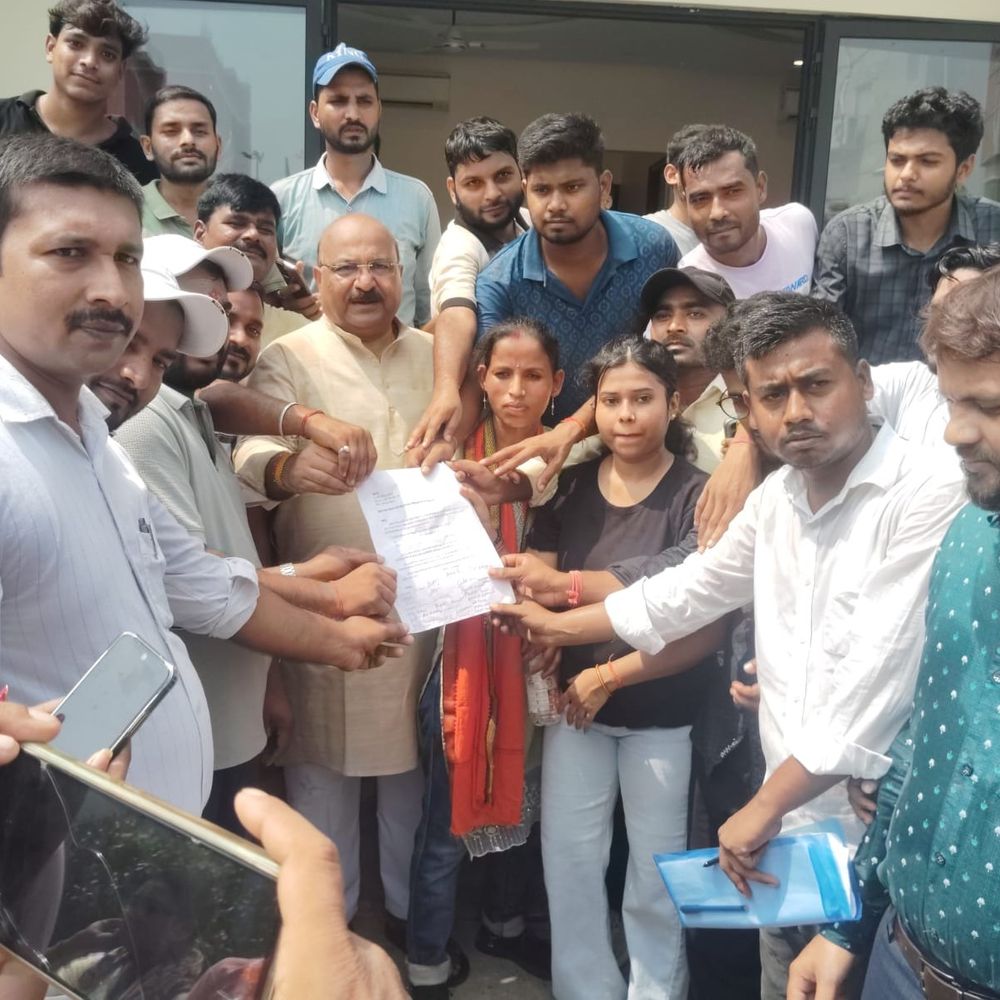 कैंडिडेट्स बोले-‘प्री-मेंस और नेगेटिव मार्किंग को हटाएं’:सीतामढ़ी ने शिक्षक अभ्यर्थियों ने विधायक आवास घेरा