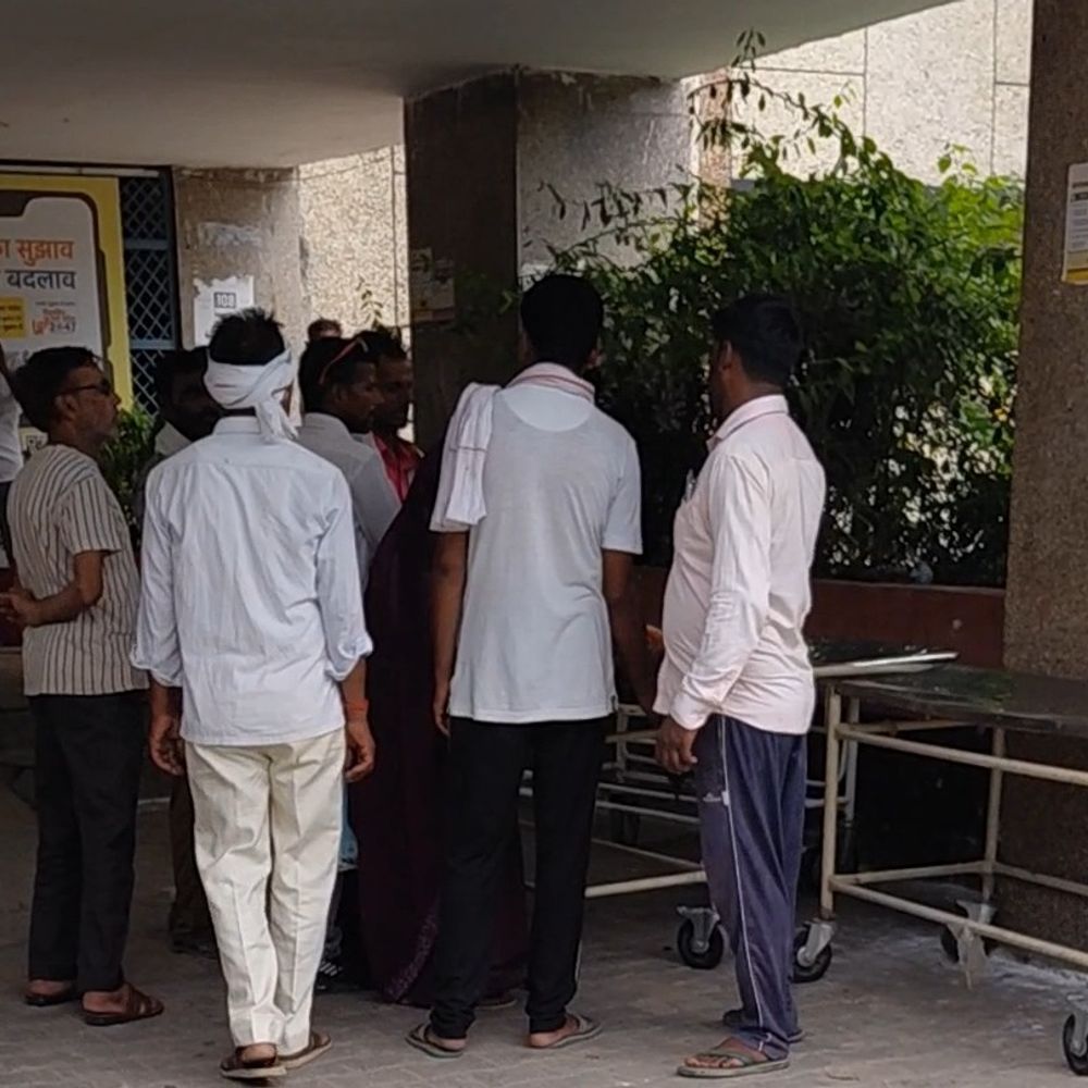 दवा दिलाने जा रही महिला की बाइक से गिरी, मौत:फर्रुखाबाद में नाती को सर्दी-खांसी की दवा दिलाने जा रही थी