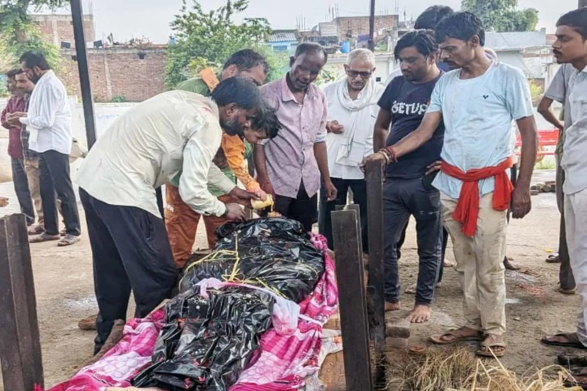 Damoh News: ‘पापा उठो…’ जिस उम्र में पिता की उंगली पकड़कर चलना था, उस उम्र में मासूम ने पिता को दी मुखाग्नि