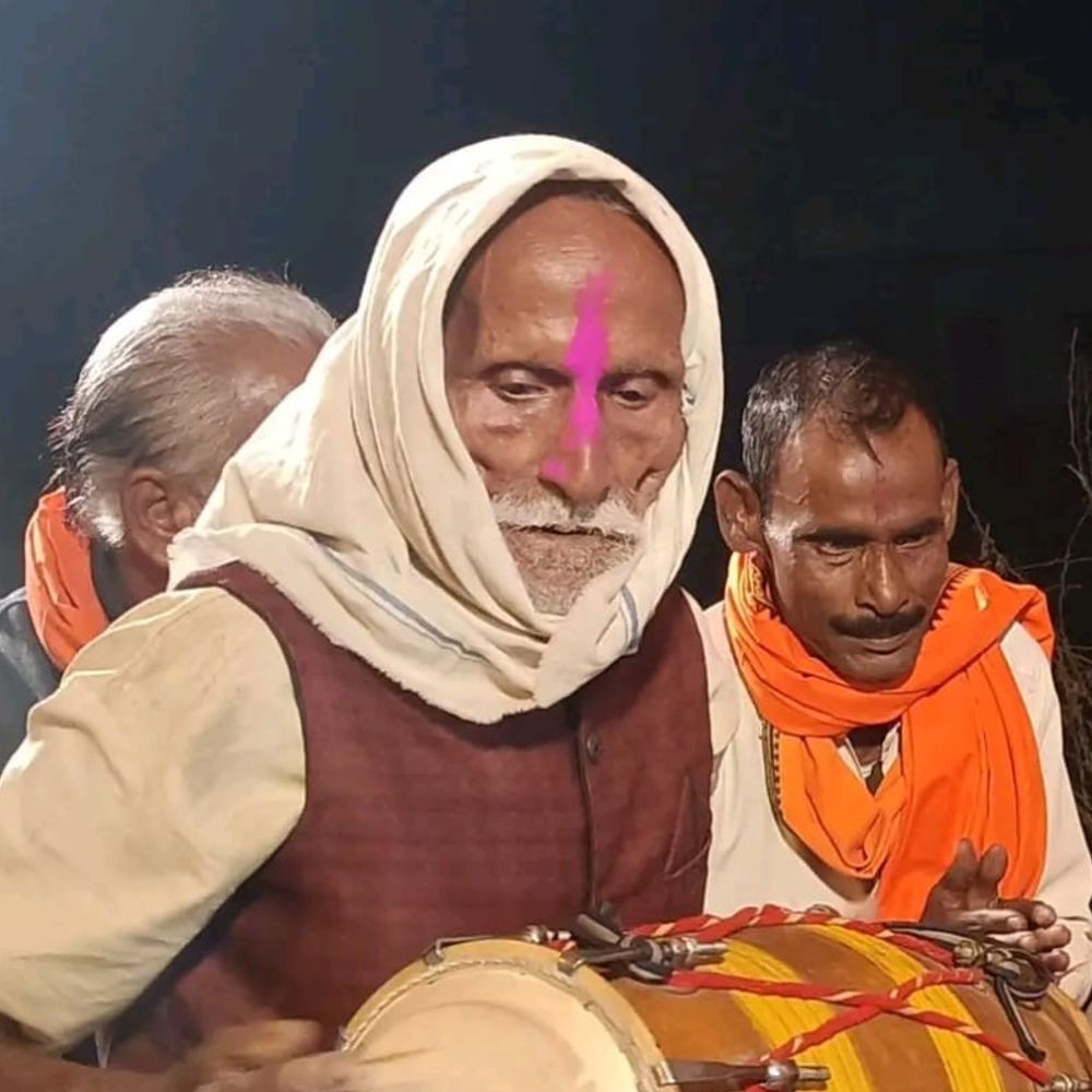 बुजुर्ग के प्राइवेट-पार्ट पर घोड़े की लात लगने से मौत:प्रयागराज में घोड़े के साथ टहलने निकले थे, पीठ से मक्खी हाटाते समय हुआ हादसा