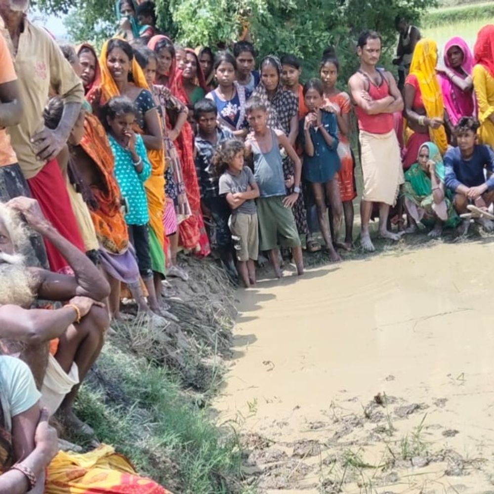 सीतामढ़ी में 51 वर्षीय अधेड़ का शव मिला:पेट-गर्दन पर धारदार हथियार के निशान,फॉरेंसिक टीम को बुलाया गया