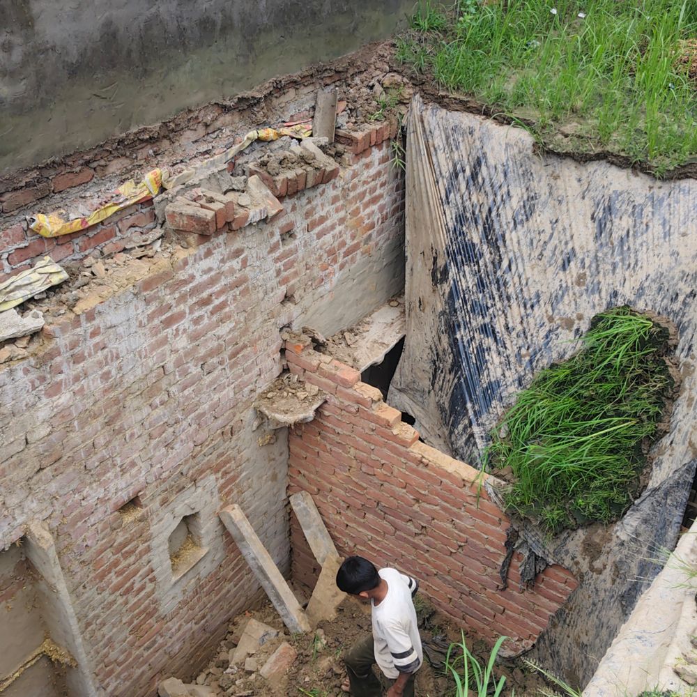 संभल में बिना बारिश कच्चा मकान गिरा:मलबे में दबकर दो लाख का दहेज का घरेलू सामान खराब हुआ, पति-पत्नी सहित सात लोग बाल-बाल बचे