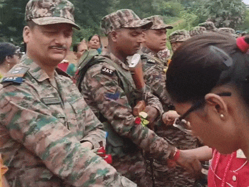 गयाजी में महिलाओं ने सैनिकों को बांधी राखी:मिठाई खिलाकर मनाई खुशी, देश की रक्षा का लिया संकल्प; पर्यावरण संरक्षण का भी संदेश