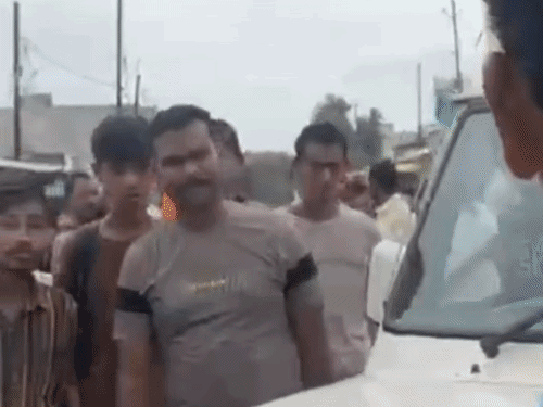 भिंड में मजिस्ट्रेट चेकिंग अभियान, क्राइम ब्रांच का चालान कटा:कई पुलिस वाहनों से भी जुर्माना वसुला, ब्लैक फिल्म हटवाई; कुल 100 चालान किए