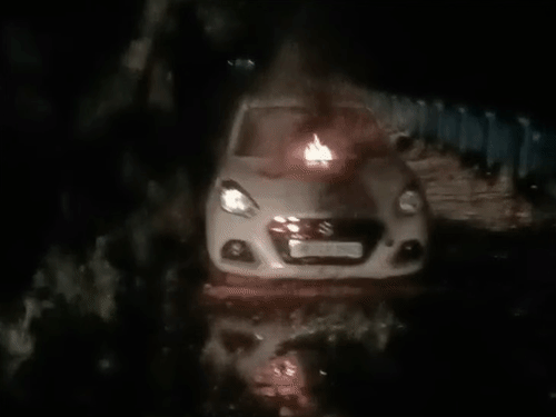 फतेहाबाद में मौलवी की चलती कार में लगी आग:शॉर्ट सर्किट बताया गया कारण; ड्राइवर ने कूदकर बचाई जान