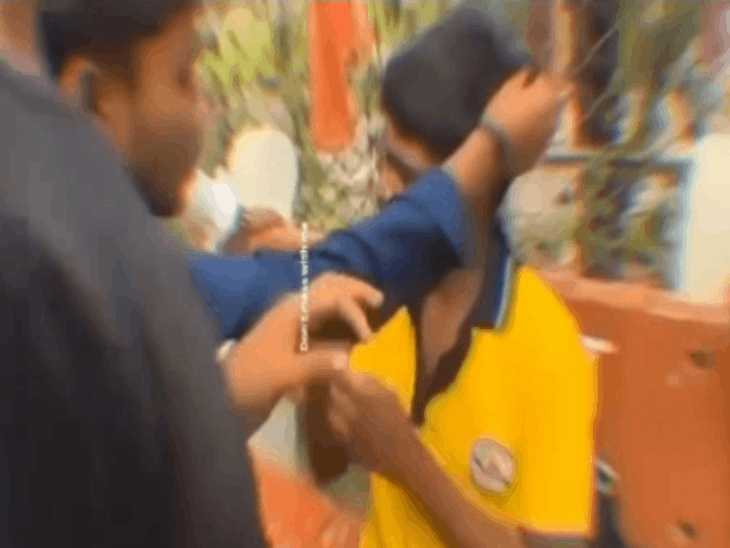 रायपुर में स्कूली छात्र से गुंडे बुलाकर मारपीट…VIDEO:40 सेकेंड में 46 से ज्यादा थप्पड़ मारे; धमकी से डरा छात्र, टीसी लेकर छोड़ा स्कूल