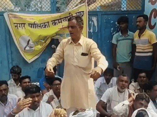 सफाई कर्मचारियों ने नरवाना नगर परिषद कार्यालय पर जड़ा ताला:लंबित मांगों को लेकर किया विरोध प्रदर्शन, बोले-आश्वासन से काम नहीं चलेगा