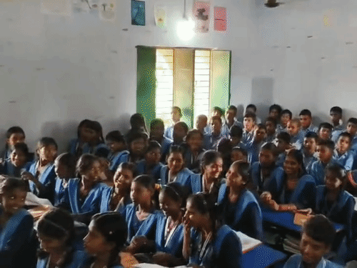 भागलपुर में पीने के गंदे पानी को लेकर विरोध प्रदर्शन:बच्चों की शिकायत पर पैरेंट्स ने प्रिंसिपल का घेराव किया, पूछा- कितने दिनों में साफ पानी मिलेगा
