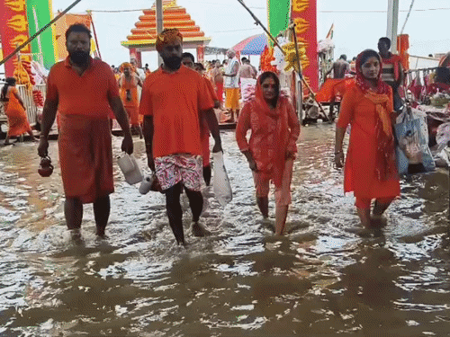 सुल्तानगंज में खतरे के निशान से ऊपर बह रही गंगा:अजगैबीनाथ और नमामि गंगे घाट पर कांवरियों की बढ़ी परेशानी, मुख्य सड़क पर 3 फीट पानी