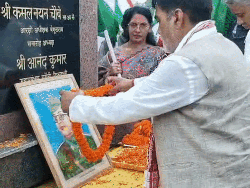 बेगूसराय- रामकृपाल यादव के नेतृत्व में 2km लंबी तिरंगा यात्रा:प्रभारी मंत्री ने सुभाष चौक पर नेताजी को दी श्रद्धांजलि, लोगों में आजादी की दीवानगी