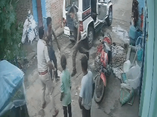 माता-पिता के साथ खड़े युवक को पुलिस ने पीटा; VIDEO:भागलपुर में दरोगा ने 7 सेकंड में 4 मुक्के मारे, ड्राइवर ने लाठी से पीटा; SHO बोले- वीडियो भेजिए देखेंगे