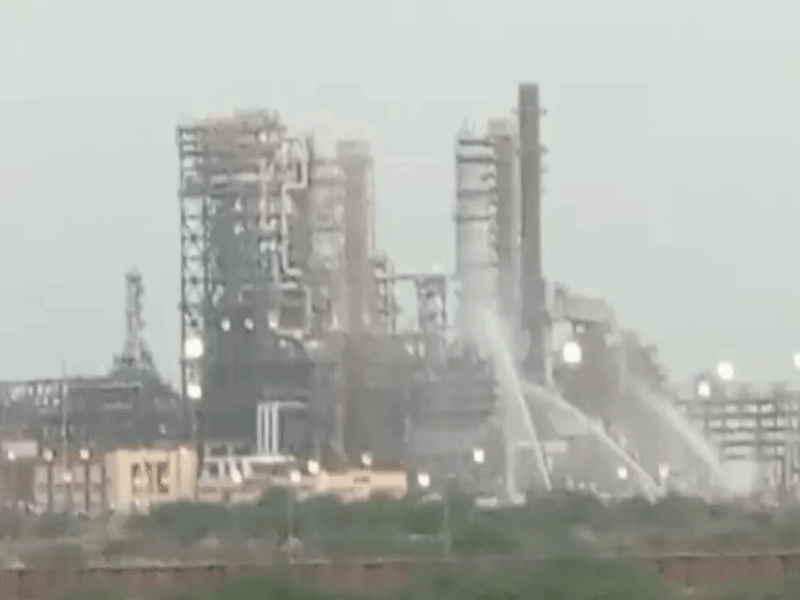 राजस्थान की HPCL रिफाइनरी में फिर लगी आग:CDU में ऑयल लीकेज के बाद उठी चिंगारी; फायर ब्रिगेड ने 15 मिनट में पाया काबू