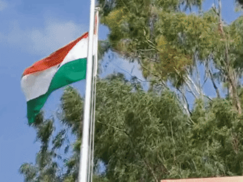 आरा में शान से लहराया तिरंगा:प्रभारी मंत्री अरुण कुमार प्रसाद ने किया ध्वजारोहण, भरत तिवारी के माता-पिता ने तिरंगे को दी सलामी
