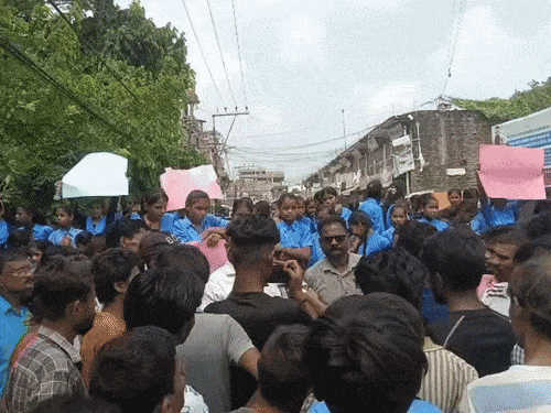 मुजफ्फरपुर के MSKB स्कूल में लगातार दूसरे दिन चोरी:पंखा और समर्सिबल मोटर का पाइप ले उड़े; गुस्साए स्टूडेंट्स का प्रदर्शन, डेढ़ घंटे तक रोड जाम
