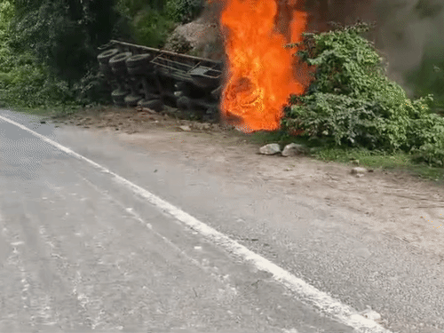कोडरमा घाटी में सरिया लदा ट्रेलर खाई में गिरा:आग लगने से चालक-उपचालक घायल, पुलिस ने बचाई जान
