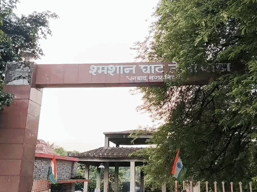 श्मशान घाट से पुलिस ने शव कब्जे में लिया:पोस्टमॉर्टम के लिए भेजा, आत्महत्या के बाद परिजन बिना सूचना अंतिम संस्कार कर रहे थे
