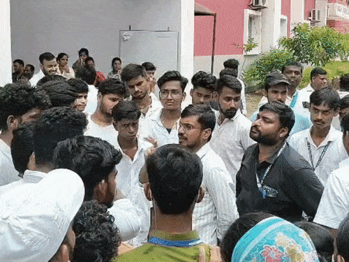 ‘85% छात्र फेल, प्रैक्टिकल में मिले सिर्फ 15 नंबर’:नर्सिंग स्टूडेंट्स का हंगामा, कॉलेज में तोड़फोड़; अवैध वसूली का लगाया आरोप, 3 थानों की पुलिस पहुंची