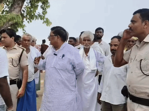 भोजपुर के जवईनियां गांव में कटाव:सांसद बोले- करोड़ों खर्च के बाद भी ग्रामीण सुरक्षित नहीं, गंगा में डूबकर जान देने से भी पीछे नहीं हटेंगे