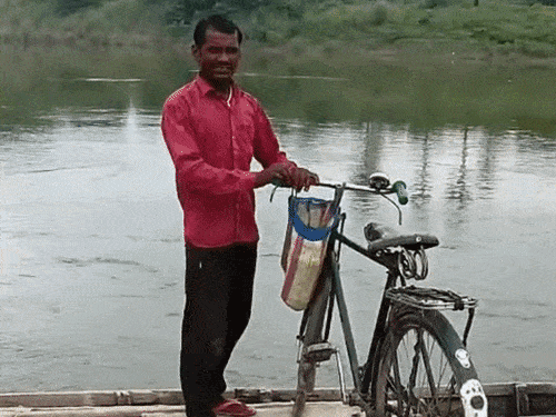 बूढ़ी गंडक के राजघाट पर पुल निर्माण की रफ्तार धीमी:नाव के सहारे ग्रामीण, ब्रिज बनने से बेगूसराय-दरभंगा के बीच की दूरी कम होगी