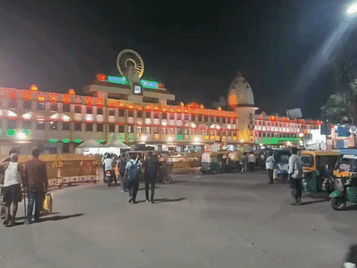 80वें स्वतंत्रता दिवस पर लाइटों से जगमग हुई काशी:कैंट तिरंगे की रोशनी में नहाया, बीएचयू और विद्यापीठ में लगी लाइटें
