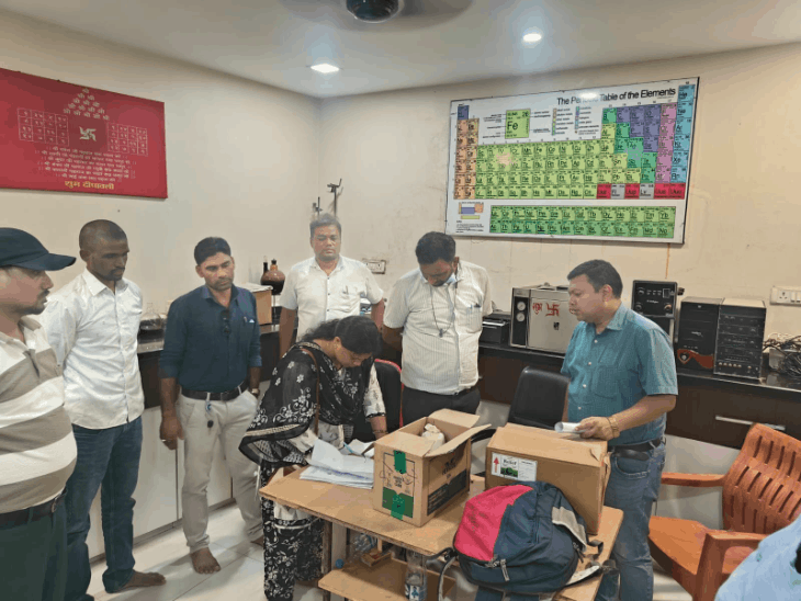 धमतरी में एक्सपायरी दवा और प्रतिबंधित पैकेजिंग मिली, कीटनाशक-फैक्ट्री सील:कृषि विभाग ने फैक्ट्री सील कर बिक्री पर लगाई रोक, नमूने जांच के लिए भेजे