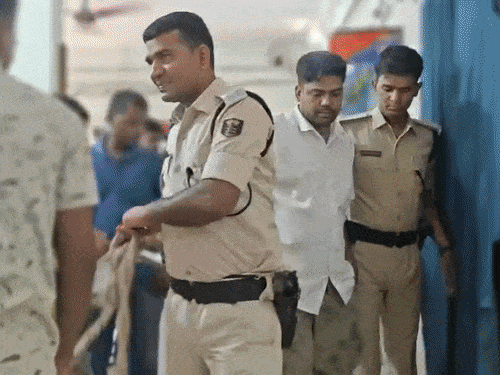 ट्रॉली बैग में छिपाकर पटना लाई गांजा की खेप:यात्री बनकर ट्रेन में सफर कर रहे तस्कर, 40 किलो नशीले पदार्थ के साथ 4 गिरफ्तार