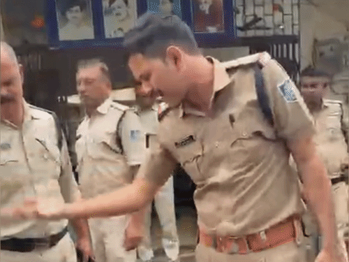 भाजपा नेता से TI बोला-‘नौटंकी मत निपोर,FIR ठोक दूंगा’ VIDEO:सिर में मारा, हाथ पकड़कर उठाया, दोनों में जमकर बहस; कोरेक्स तस्कर को छुड़ाने आए थे