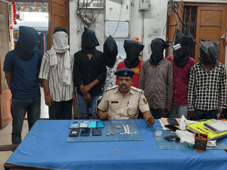पटना जंक्शन पर यात्रियों को लूटने वाले गिरोह का भंडाफोड़:पुलिस को देखकर भागने लगे, घेराबंदी कर दबोचा; 7 मोबाइल और चांदी के जेवर बरामद
