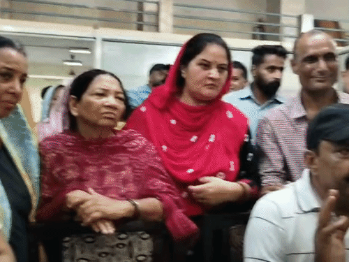 पठानकोट: पेयजल संकट के परेशान लोगों ने घेरा निगम कार्यालय:10 दिन से नहीं मिला पानी तो खुशी नगर के लोगों का फूटा गुस्सा, निगम दफ्तर का किया घेराव; अधिकारियों से तीखी बहस