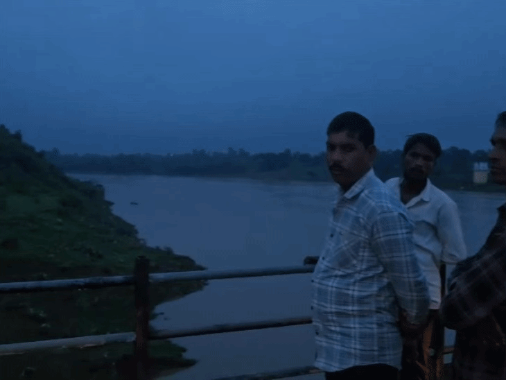 जबलपुर के भड़पुरा घाट में पिता- पुत्र डूबे:महाराष्ट्र से आश्रम आए थे दर्शन करने, पुलिस,NDRF मौके पर; रेस्क्यू अभियान जारी
