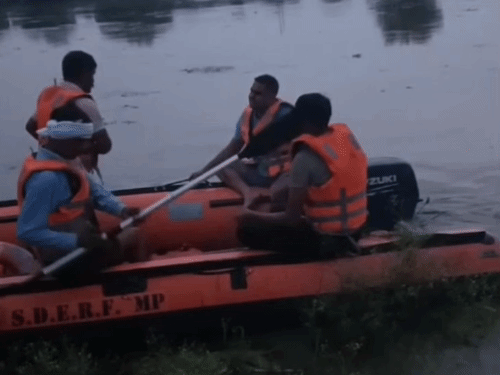 ग्वालियर से मुरैना आए 2 युवक आसन नदी में डूबे:मछली पकड़ने गए थे, पानी में बहे; SDRF ने चलाया रेस्क्यू, अंधेरा होने पर तलाश रोकी