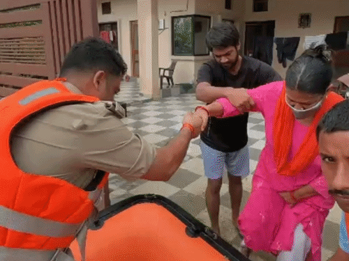 8 दिन से बाढ़ के पानी में फंसे 200 लोग:बच्चों का स्कूल जाना बंद; ट्यूब पर अस्पताल जाते हैं मरीज, मदद मांगने पर मिली धमकी