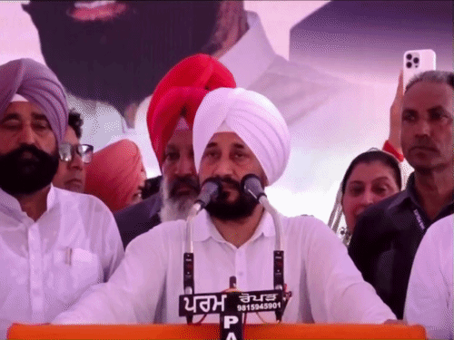 पूर्व CM चरणजीत सिंह चन्नी पार्टी लाइन से अलग:बाबा बकाला में सजाई अलग स्टेज, राजा वड़िंग को न्यौता नहीं; अमृतपाल के पिता की पोस्ट शेयर करने से हाईकमान नाराज