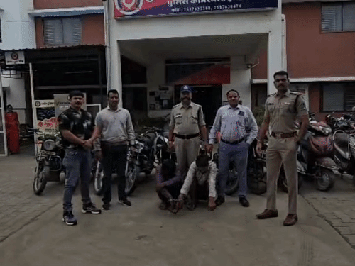 इंदौर में नाबालिगों से चोरी कराते थे दुपहिया:5 से 10 हजार में बेचते थे, राशि से करते थे नशा; 4 गिरफ्तार और 11 वाहन जब्त