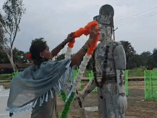 शहीद भाइयों की प्रतिमाओं पर बहनों ने बांधी राखी:आंखें हुईं नम, बोलीं- देश सेवा पर गर्व है; 19 साल से निभा रहीं परंपरा