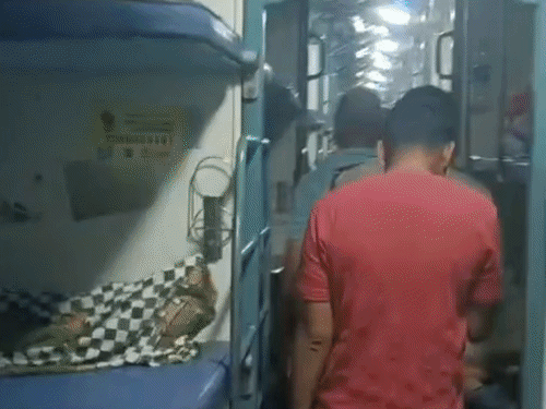 खंडवा में मंगला एक्सप्रेस में केरल के 20 बच्चे बीमार:पेंट्री कार का खाना खाने के बाद बिगड़ी तबीयत; स्टेशन पर 40 मिनट ट्रेन रोककर इलाज