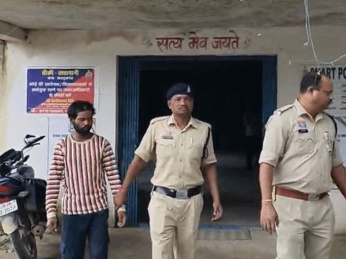 बाजार गए परिवार के घर से मोबाइल-चार्जर चोरी:तातापानी में लौटने पर बाहर निकलता दिखा संदिग्ध, पूछताछ में आरोपी ने कबूला जुर्म