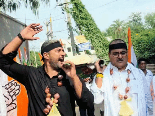 दरभंगा में कांग्रेस ने पीएम मोदी का पुतला फूंका:पुतले को अर्थी पर रख किया पैदल मार्च, कहा- 5 किलो अनाज देकर धोखे में रख रही सरकार