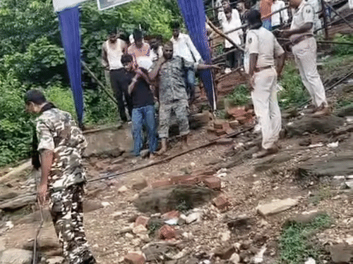 गयाजी में वज्रपात के बाद गुरुपद गिरि में पसरा सन्नाटा:घायलों की हालत सुधरी; प्रशासन-पुलिस टीम तैनात; पेड़ और गुफा के पास नहीं रुकने की अपील