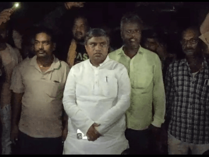 पटना के गोदाम में ट्रक ड्राइवर को जमकर पीटा, मौत:परिजन बोले- 6 लाख रुपए मांगे, नहीं देने पर हत्या की; शव रखकर किया प्रदर्शन