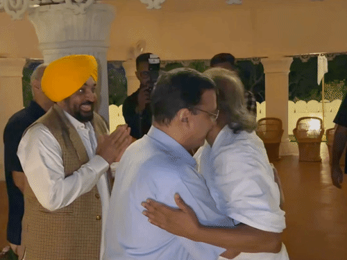 बेंगलुरु में श्री श्री रवि शंकर से मिले भगवंत मान:केजरीवाल और सिसोदिया भी रहे मौजूद; पिछले साल संत सम्मेलन में हुए थे शामिल