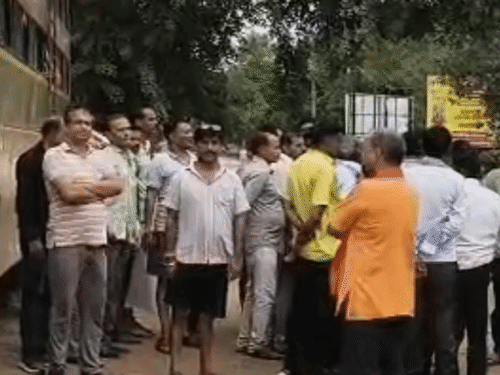 TET विरोध में दिल्ली जा रहे शिक्षक रोके गए:प्रदर्शन के लिए जंतर-मंतर जा रहे थे, पुलिस ने दिमनी में रोकी बस; सेवढ़ा लौटे कर्मचारी