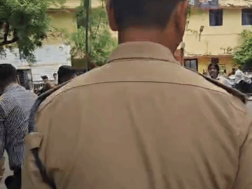 हत्या के आरोपियों पर रास्तेभर पाइप बरसाते रहे पुलिसकर्मी:उज्जैन में जहां बिजनेसमैन का मर्डर, वहीं लेकर पहुंची पुलिस; हॉर्न बजाने पर मारे थे चाकू