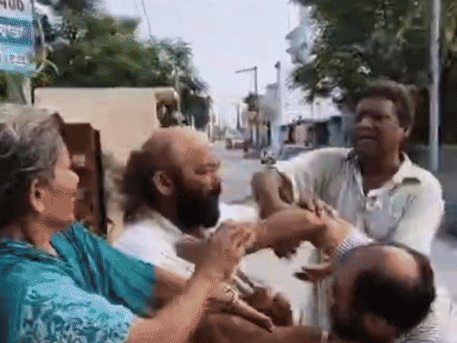 लुधियाना में सरपंच व उसके दोस्त की पिटाई:VIDEO:पंचायती जमीन पर पौधे लगाने को लेकर हुआ विवाद, सरपंच पर 6 और दोस्त पर 8 जगह चोट