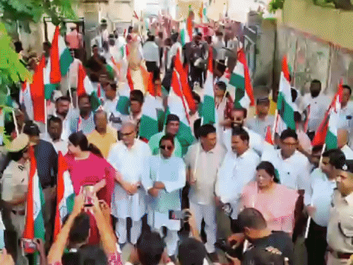 औरंगाबाद- गेट स्कूल से नगर भवन तक निकाली तिरंगा यात्रा:प्रभारी मंत्री रमा निषाद हुई शामिल, शहीद जगतपति कुमार की प्रतिमा पर किया माल्यार्पण