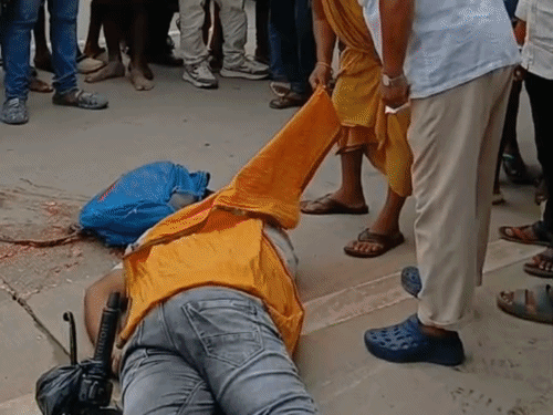 भोजपुर में सड़क हादसे में खाद्य कारोबारी की मौत:दुकानदारों से कलेक्शन कर बाइक से लौट रहे थे; अज्ञात वाहन ने मारी टक्कर, विरोध में सड़क जाम